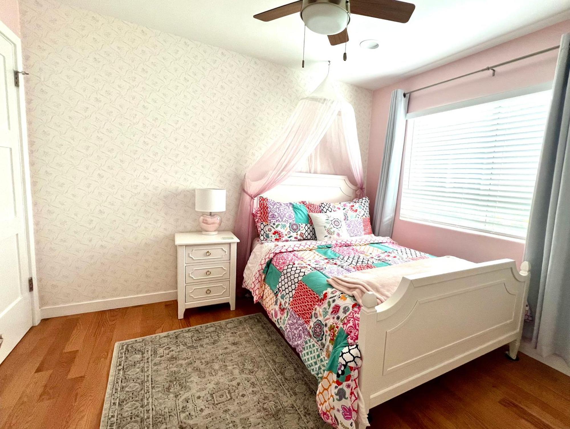 Holiday home Family Friendly Retreat With Yard And Play Area, 2000 Sq Ft, Ac, Fiber Optic Wifi *