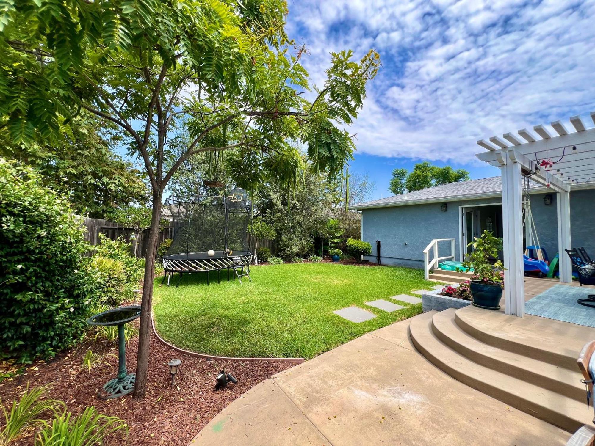 Family Friendly Retreat With Yard And Play Area, 2000 Sq Ft, Ac, Fiber Optic Wifi Holiday home *